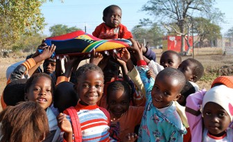 Classe: Özil e Pogba financiam cirurgias para 22 crianças africanas