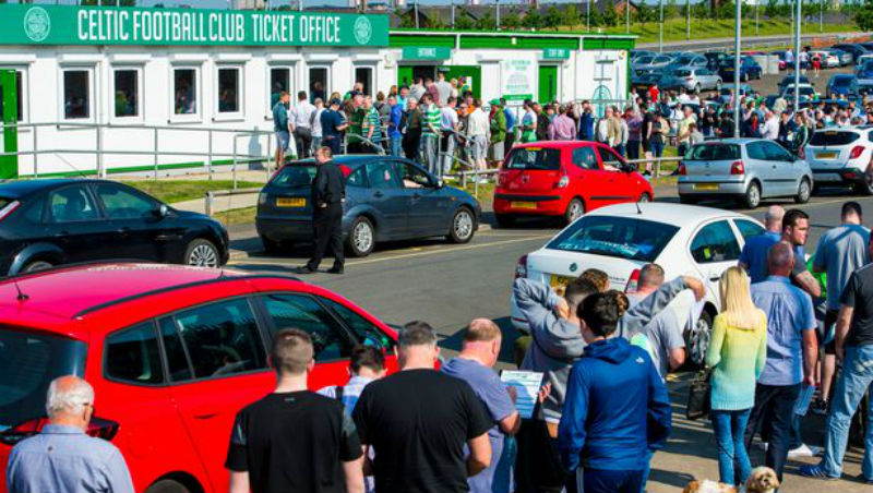 Torcedores at&eacute; acampam e, em apenas um dia, Celtic vende 41 mil carn&ecirc;s de temporada