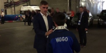 Grande gesto: Griezmann deu a bola de França x Irlanda a filho de policial morto em atentado