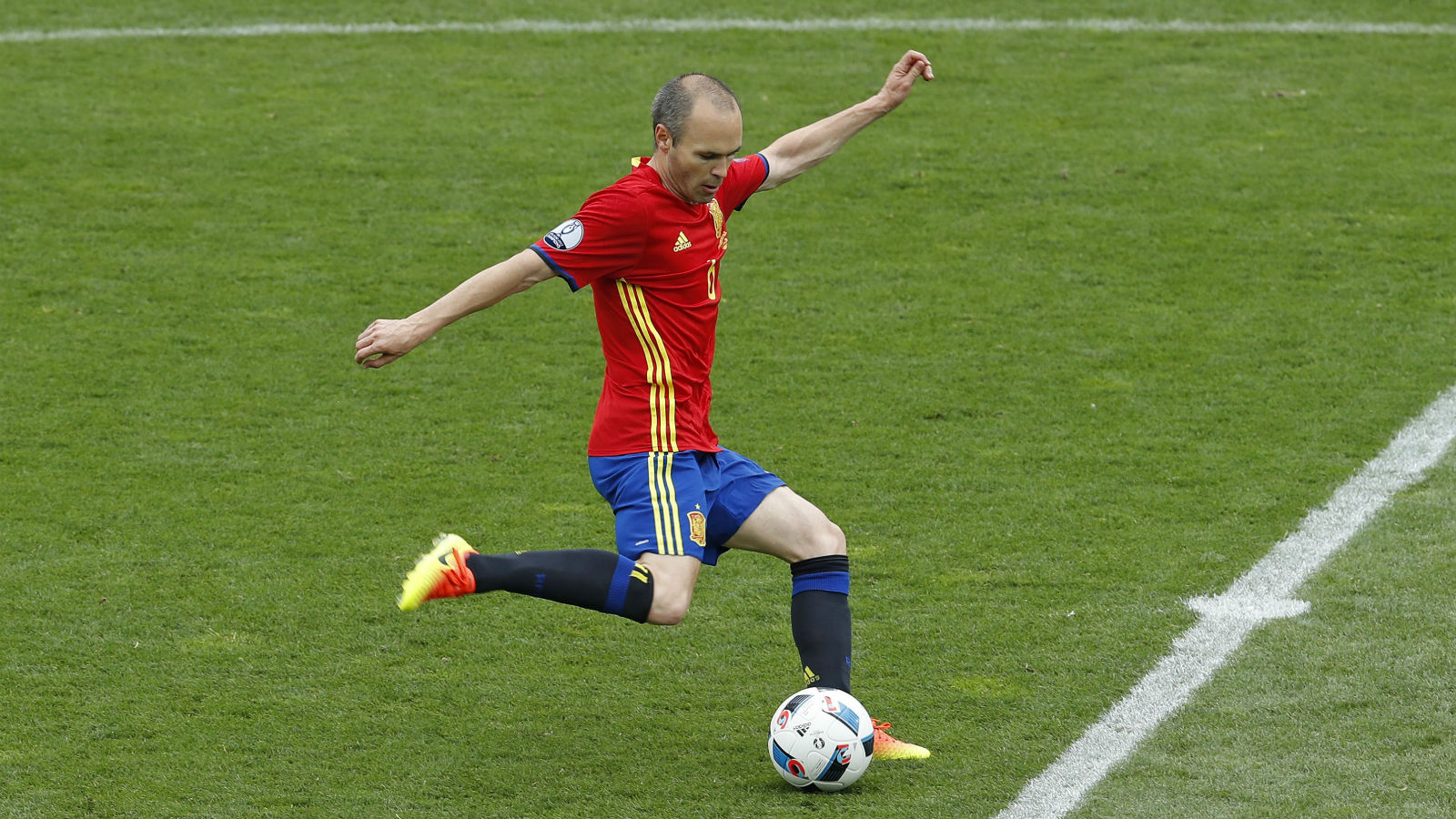Mesmo que a Espanha n&atilde;o empolgue: Que privil&eacute;gio &eacute; ver Iniesta jogando