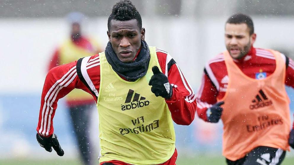 O conto de fadas do refugiado africano que, meses ap&oacute;s cruzar o mar, assinou com o Hamburgo