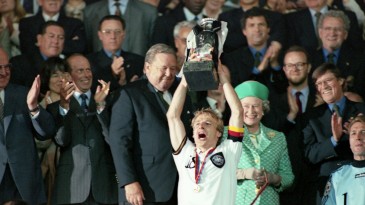 Há 20 anos, Bierhoff causou a morte súbita dos tchecos e deu o tri da Euro à Alemanha