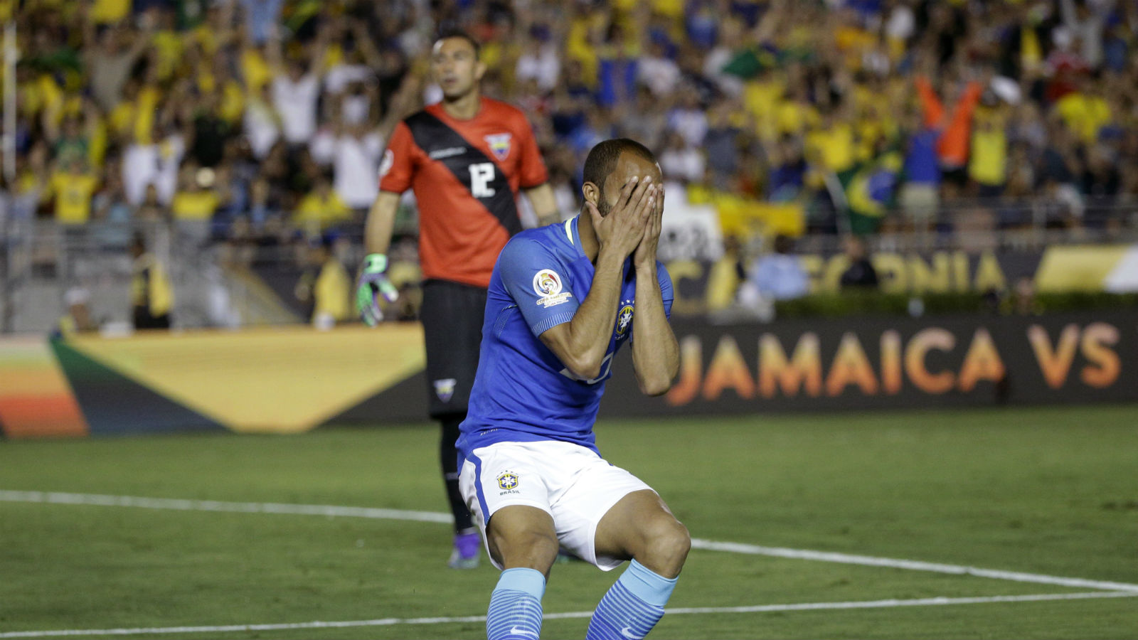 Brasil at&eacute; teve padr&atilde;o, que pouco valeu diante da apatia, e n&atilde;o terminou pior gra&ccedil;as ao &aacute;rbitro