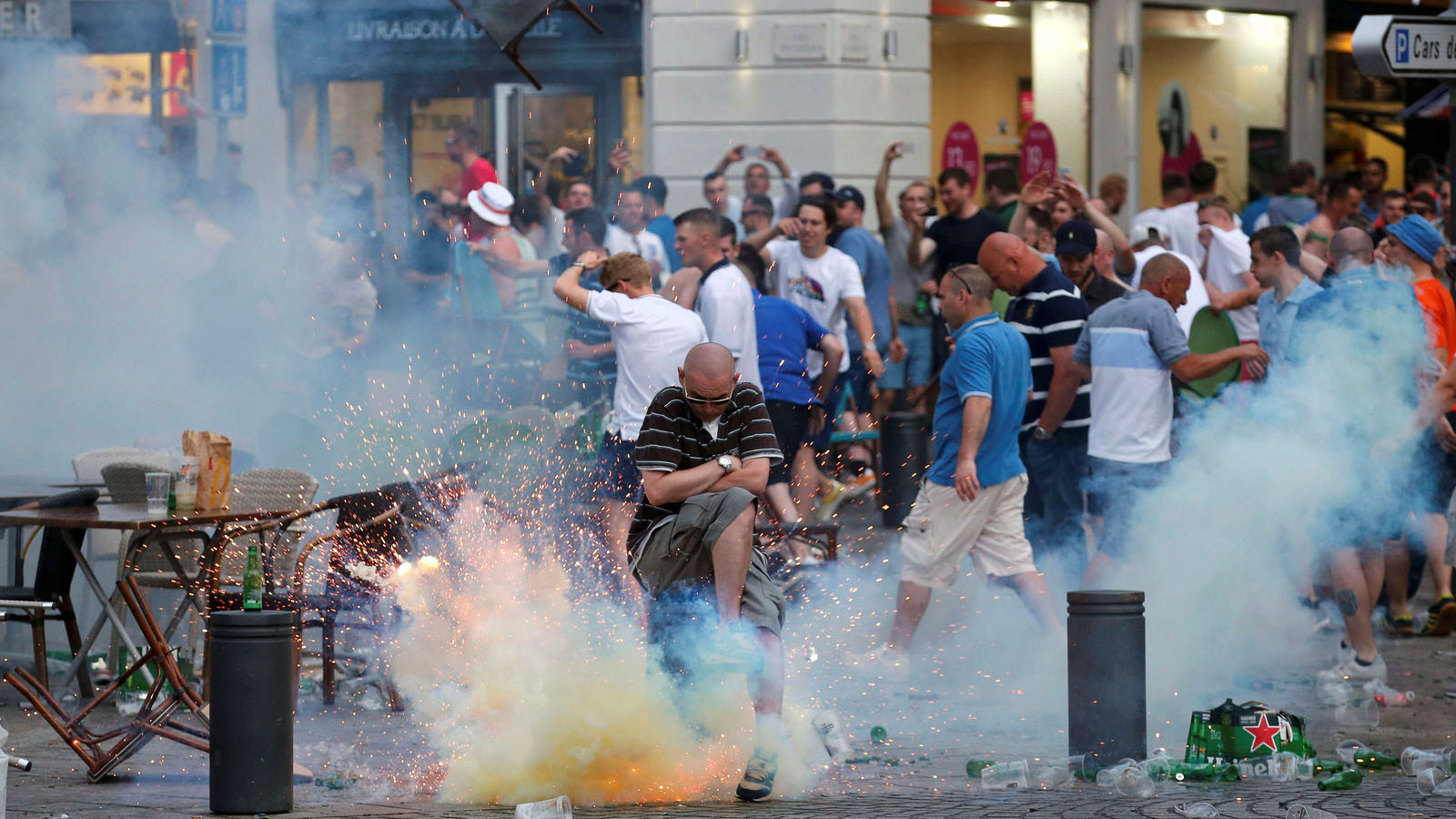 Cenas de viol&ecirc;ncia envolvendo russos e ingleses em Marselha (Foto: Jean-Paul Pelissier/Reuters)