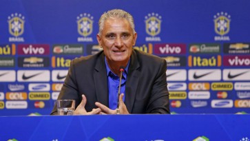 Apesar do abraço, sem afagos: O que ficou da primeira coletiva de Tite na Seleção