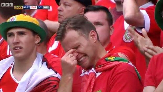 Torcedor de Gales emocionado com o, at&eacute; ent&atilde;o, empate glorioso para sua sele&ccedil;&atilde;o (Foto: Reprodu&ccedil;&atilde;o/Twitter)
