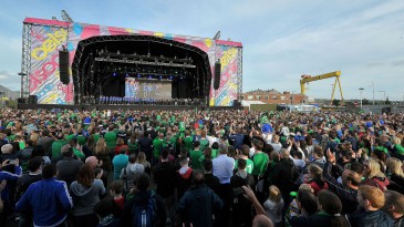 [Vídeo] Will Grigg deixou essa multidão toda em chamas na recepção à seleção em Belfast