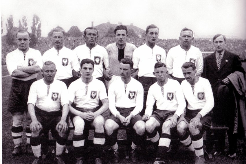 Willimowski, pela sele&ccedil;&atilde;o polonesa, em 1934. Ele &eacute; o pen&uacute;ltimo sentado, da esquerda para a direita.