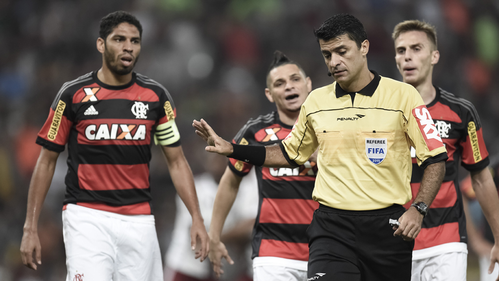 Com orienta&ccedil;&otilde;es, CBF s&oacute; refor&ccedil;a o autoritarismo e inibe o &aacute;rbitro de pensar sozinho