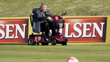 Tabárez admite estar doente, mas descarta deixar a seleção uruguaia
