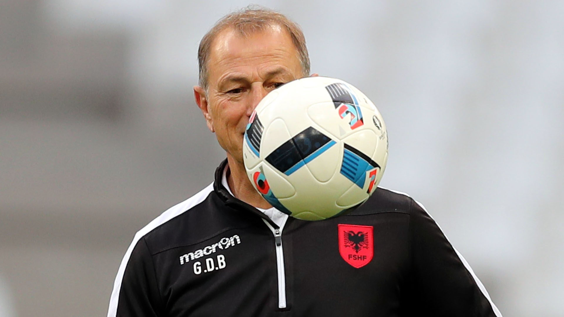 Que Big Sam que nada: t&eacute;cnico da Alb&acirc;nia se candidata a treinar sele&ccedil;&atilde;o inglesa