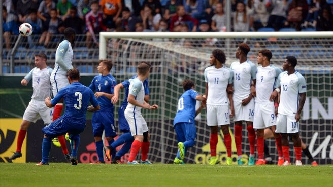 Federico Dimarco, lateral da It&aacute;lia, marca contra a Inglaterra na Euro sub-19
