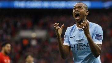 Fernandinho na zaga? Para Guardiola, o brasileiro pode jogar em quase todas as posições