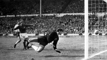 Os 50 anos do gol fantasma na final mais polêmica das Copas do Mundo: Inglaterra 1966