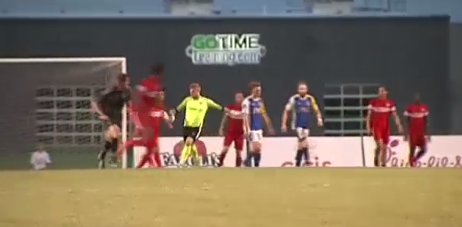 [V&iacute;deo] Goleiro da quarta divis&atilde;o americana marca gola&ccedil;o de dentro de sua pr&oacute;pria &aacute;rea
