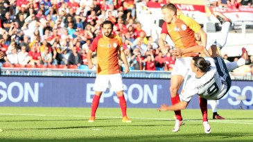 Ibrahimovic já estreou no Manchester United com um golaço de voleio