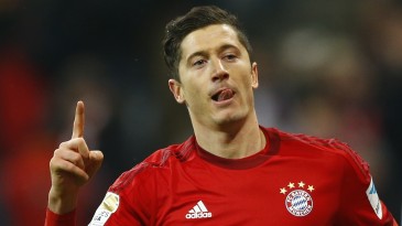 [Vídeo] Lewandowski aproveita passeio na Grécia para bater bola com crianças na rua