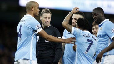 Nas novas regras da Premier League, até encostar no árbitro pode render cartão amarelo