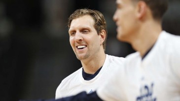 Dirk Nowitzki imitou direitinho o pênalti de Zaza. Inclusive o quão longe do gol ele passou
