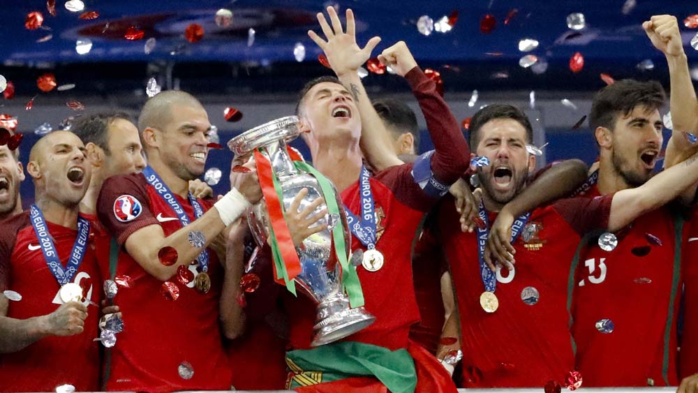 Pepe pega a ta&ccedil;a das m&atilde;os do capit&atilde;o Cristiano Ronaldo (Foto: AP)