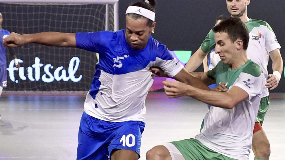 Mesmo na banheira, Ronaldinho Ga&uacute;cho deu um show de futsal contra time de Scholes