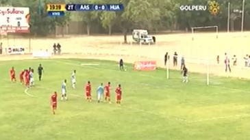 Quando Aponzá e Vélez tentam imitar Messi e Suárez, o resultado é isto aqui