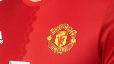 Com dois tons de vermelho e colméias, Manchester United lança nova primeira camisa