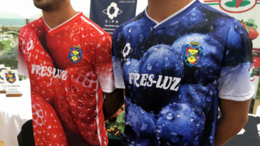 Clubes espanhóis atacam novamente, com uniforme inspirado em morangos e mirtilos