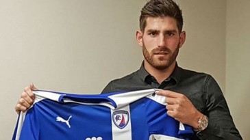 Atacante condenado por estupro terá novo julgamento e, enquanto isso, volta a jogar