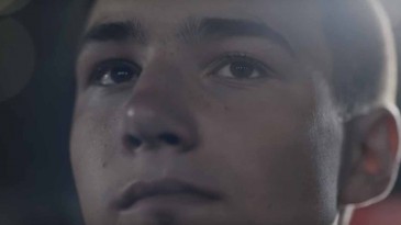 Terry leva garoto com deficiência a jogo do Chelsea para inspirá-lo a não desistir do futebol