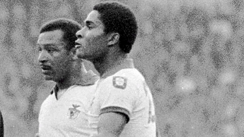 epa00582570 (FILES) Picture dated 1968 shows Manchester United player George Best (C) with Benfica Lisbon players, Eusebio (R) and Coluna (2nd R) during their European Champions Cup final at Wembley stadium in London. Football legend George Best died Friday, 25 November 2005, in London's Cromwell Hospital at the age of 59.  EPA/ASF PORTUGAL OUT / NO MAGS B/W ONLY