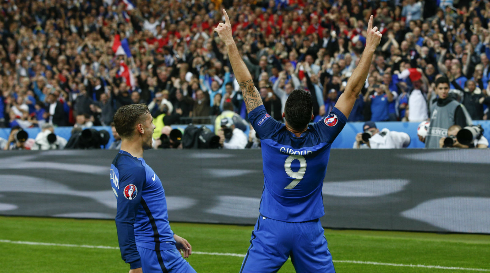 Com companhia de Griezmann, Giroud se tornou um &oacute;timo coadjuvante aos Bleus