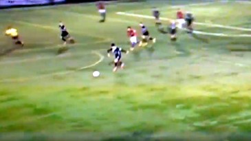 Ele não fez um gol do meio-campo. Ele fez um gol do seu próprio campo de defesa