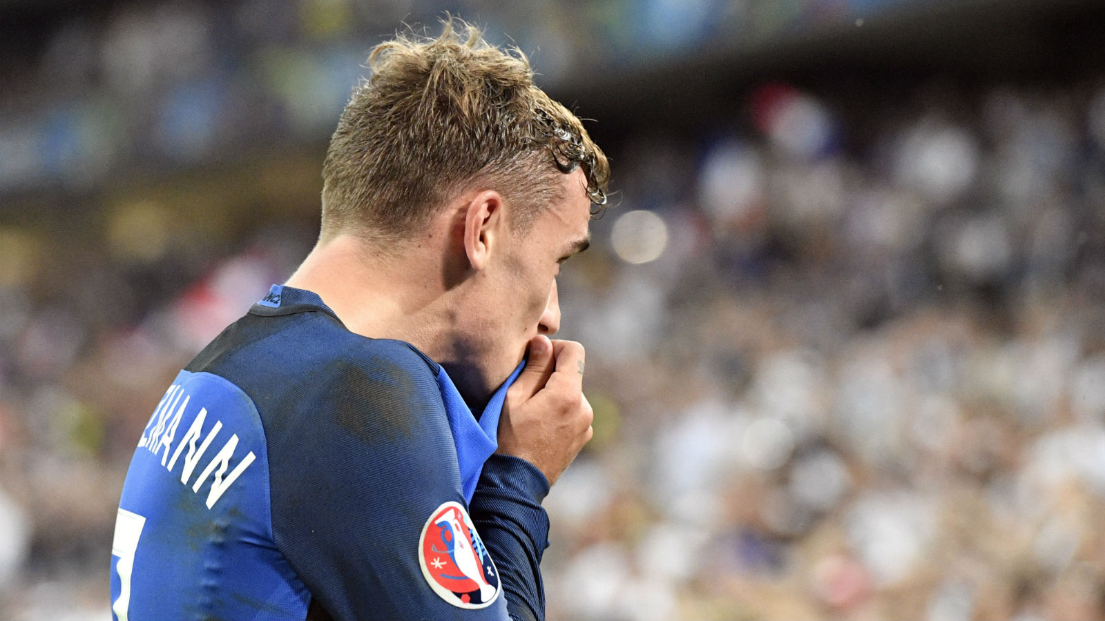 Incans&aacute;vel no ataque e na defesa, a partida&ccedil;a de Griezmann em Marselha vai muito al&eacute;m dos gols