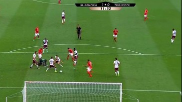 O Torino conseguiu ter três jogadores envolvidos em um gol contra dos mais ridículos