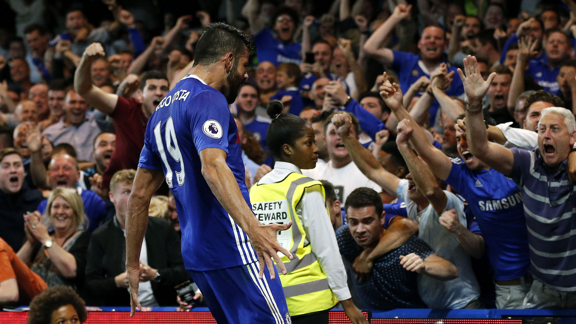 A comemora&ccedil;&atilde;o alucinada de Conte d&aacute; o tom da estreia do Chelsea na Premier League