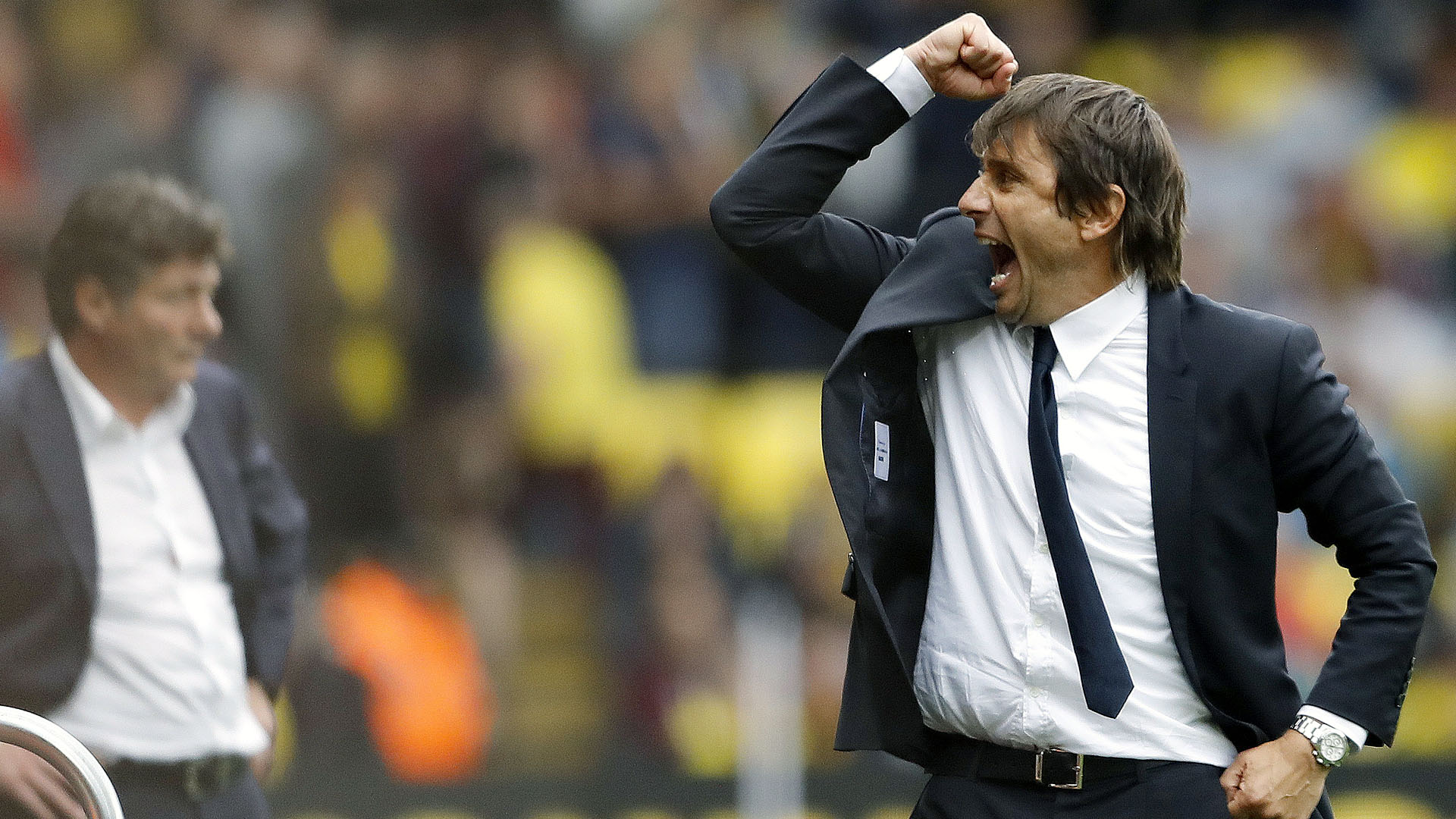 Antonio Conte comemora: mais uma vit&oacute;ria sofrida do Chelsea (AP Photo/Frank Augstein)