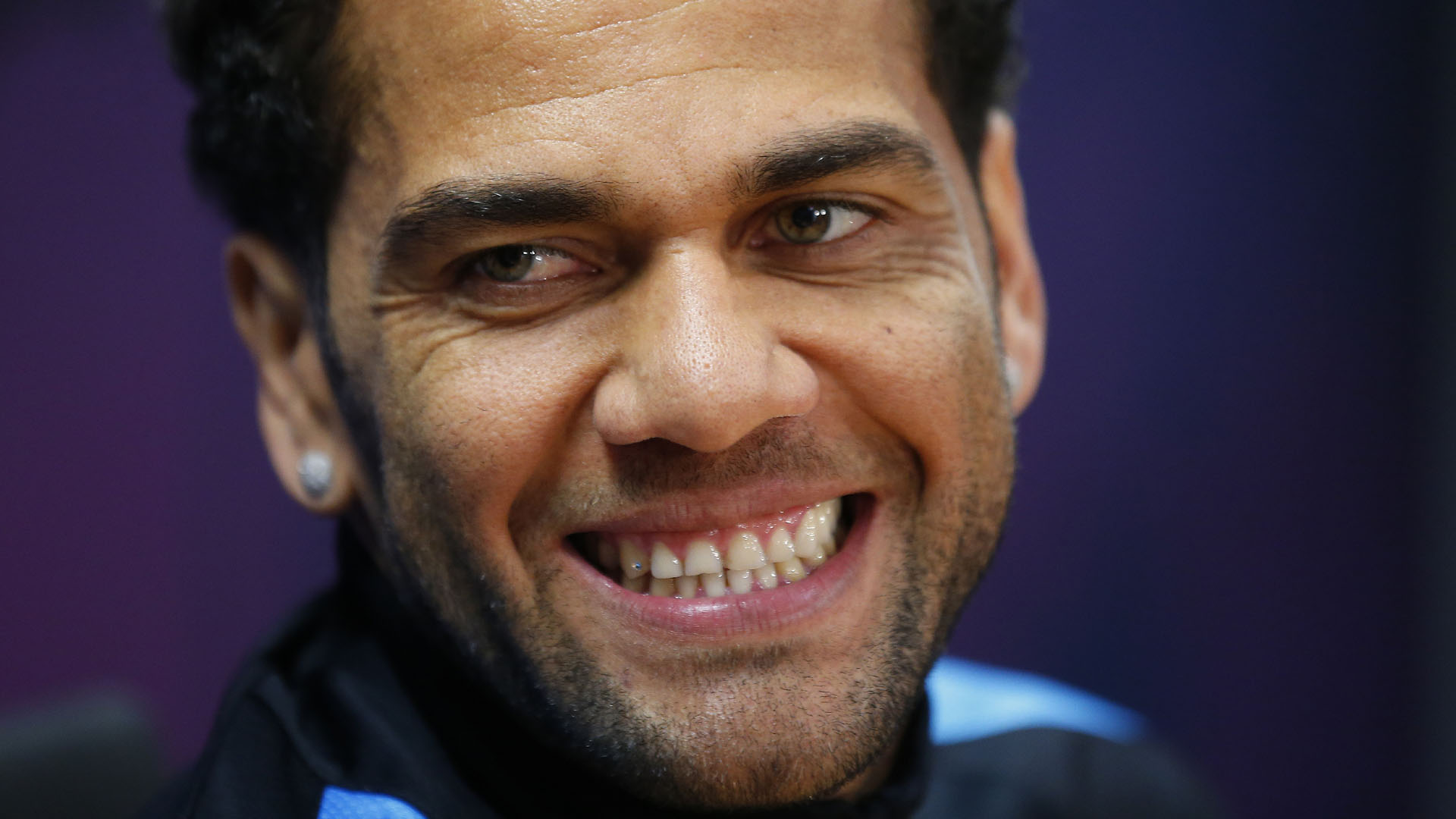 Daniel Alves tem atitude emp&aacute;tica e louv&aacute;vel com pessoas afetadas pela hepatite C na Bol&iacute;via