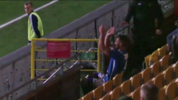 [Vídeo] Jogador sueco marca hat-trick e vai para a arquibancada aplaudir o próprio feito