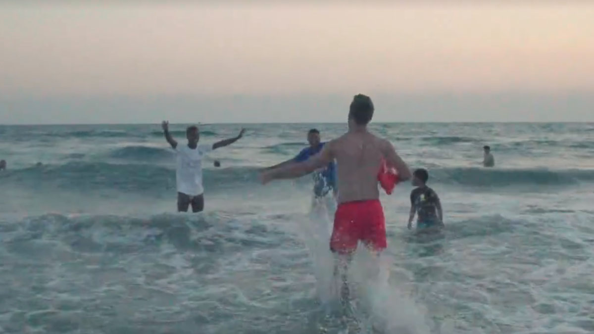 [V&iacute;deo] Fuchs salva Mahrez e Gray em par&oacute;dia de Baywatch para lan&ccedil;ar a terceira camisa do Leicester