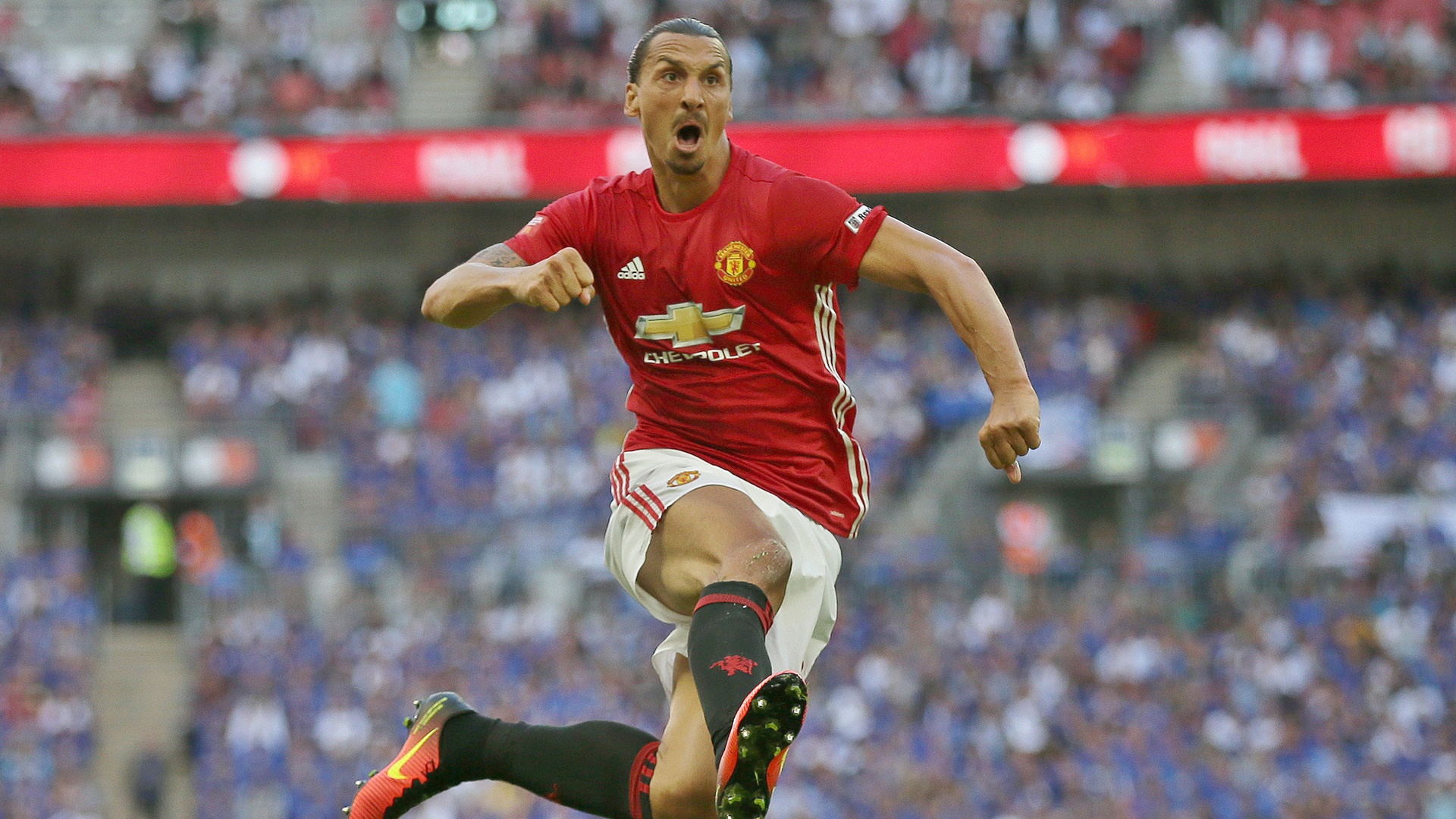 Ibrahimovic come&ccedil;a oficialmente no Manchester United expondo seu poder decisivo