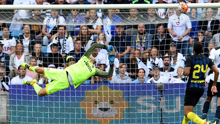 O Tottenham atropelou a Inter na pr&eacute;-temporada com direito a gola&ccedil;o de Lamela