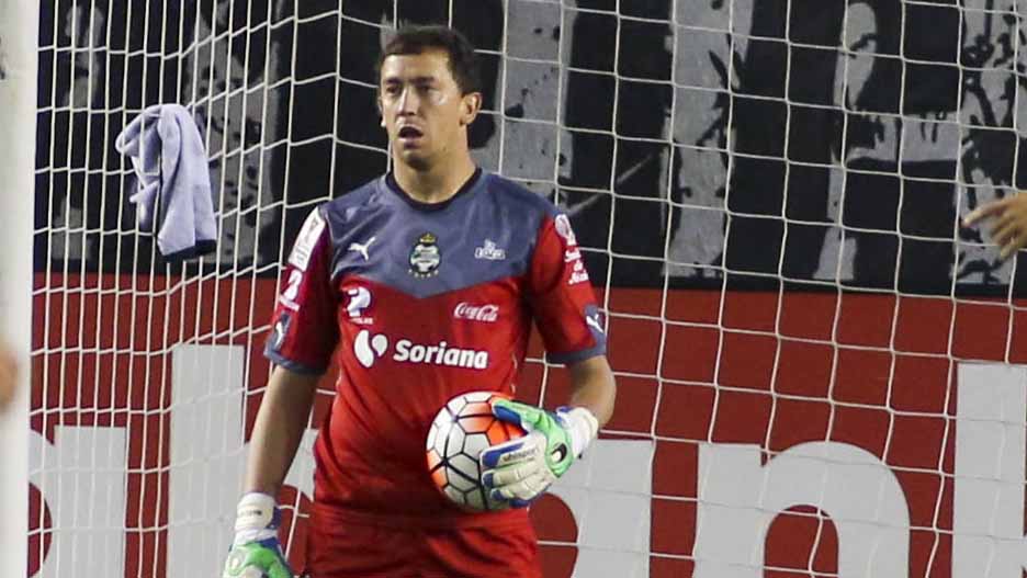 Mexican&atilde;o: goleiro machuca o dedo, troca de lugar com zagueiro e termina jogo no ataque