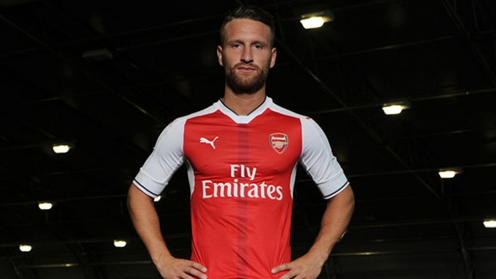 Mustafi assina pelo Arsenal e refor&ccedil;a uma defesa que sofre com les&otilde;es