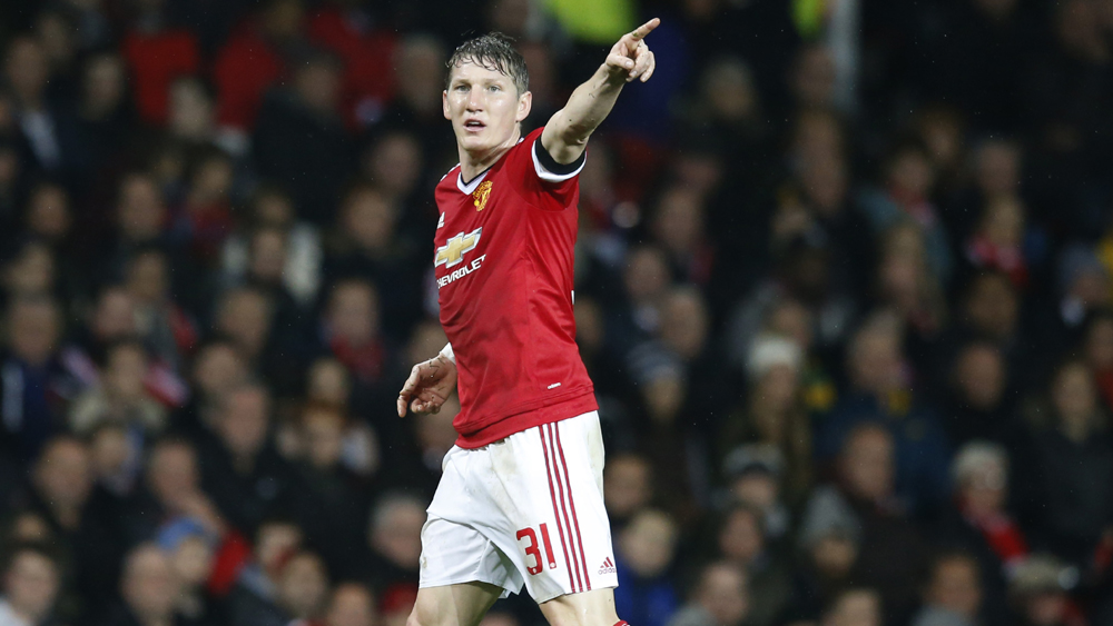 Schweinsteiger est&aacute; afastado do elenco principal do United (Foto: AP)