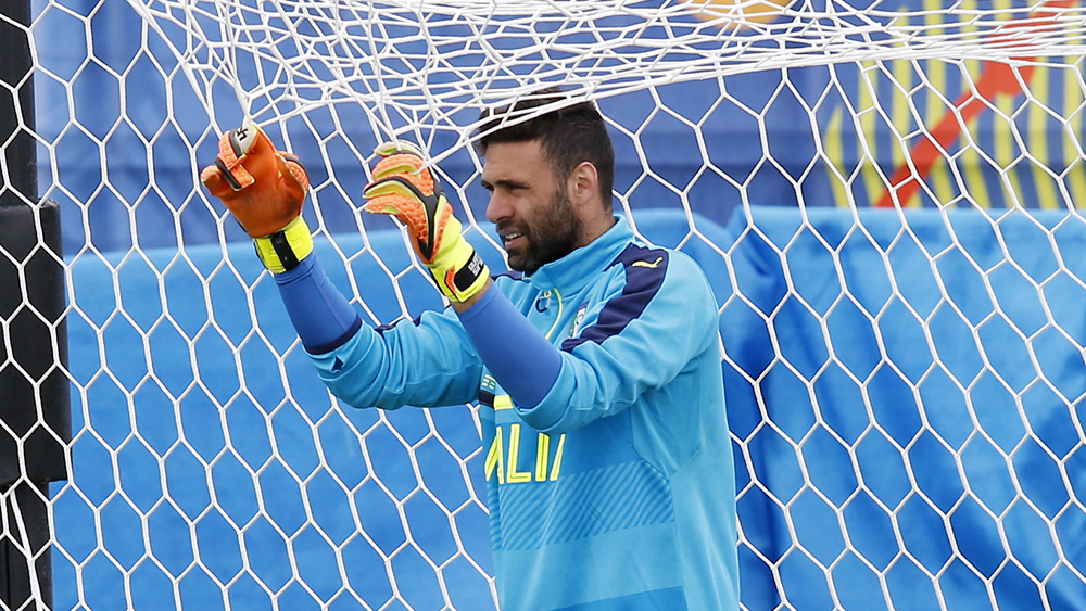 Sirigu: de sa&iacute;da do PSG (Foto: AP)