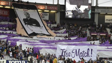It’s a match! Torcida do Toulouse cria bandeirão inspirado no Tinder para o técnico