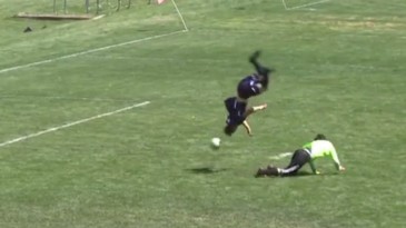 Gol foi anulado, mas atacante merecia medalha de ouro pela cambalhota por cima do goleiro