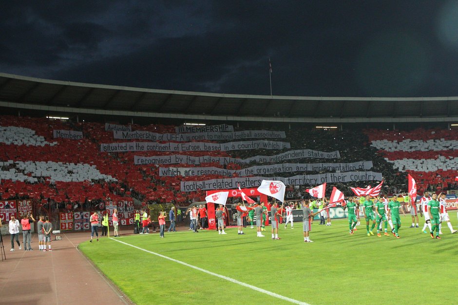 Torcida do Estrela Vermelha criou mosaico para protestar contra admiss&atilde;o de Kosovo na Uefa