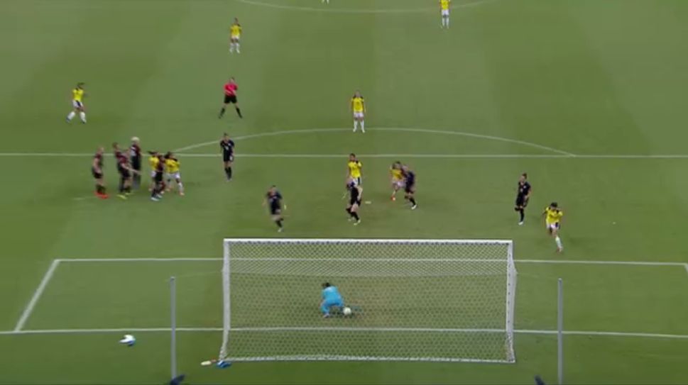 Ainda perseguida pelo mosquito, Hope Solo engoliu dois frangos no empate entre EUA e Col&ocirc;mbia